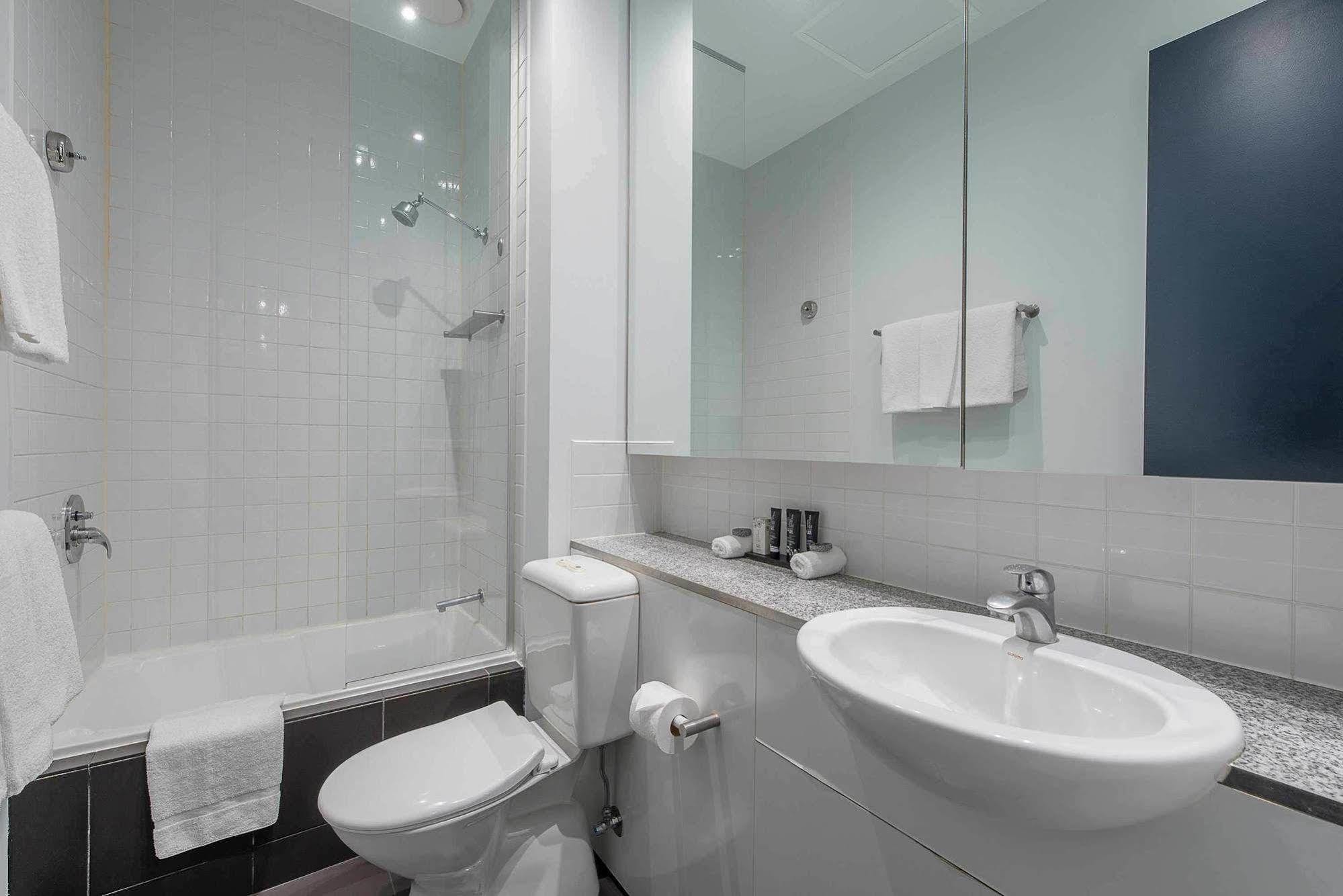 Mantra 100 Exhibition Aparthotel 4*